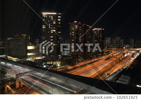 東京江東區有明周圍的摩天大樓和沿海道路的夜景 東京江東區有明周圍的摩天大樓和沿海道路的夜景 102651925