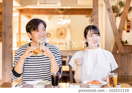 在咖啡館、餐館和餐廳點菜的男人和女人 102653139