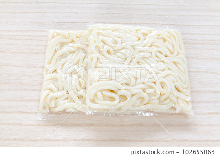 Two servings of boiled udon noodles 102655063