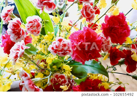A bouquet arranged around carnations 102655492