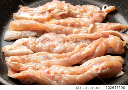 Bake the chicken (young chicken seseri) in a frying pan. 102655508