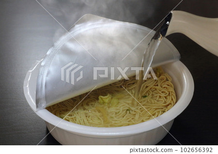 一杯炒麵（倒入熱水） 102656392