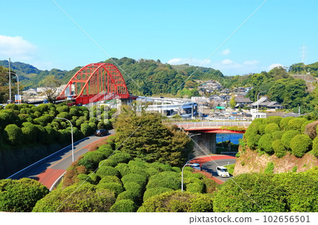 [Hiroshima Prefecture] Ondo Ohashi Bridge in clear autumn weather 102656501