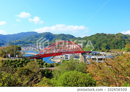 [Hiroshima Prefecture] Ondo Ohashi Bridge in clear autumn weather 102656508