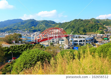 [Hiroshima Prefecture] Ondo Ohashi Bridge in clear autumn weather 102656512