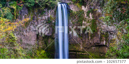 Autumn leaves panorama of Gorogataki [Yamato-cho, Kamimashiki-gun, Kumamoto Prefecture] 102657377