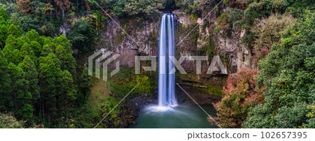 Autumn leaves panorama of Gorogataki [Yamato-cho, Kamimashiki-gun, Kumamoto Prefecture] 102657395