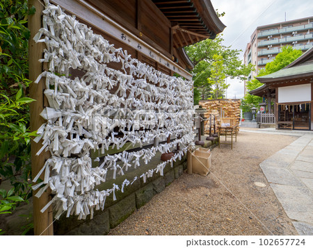 神社內的神簽庫,許多神簽串在一起 神社內的神簽庫,許多神簽串在一起 102657724