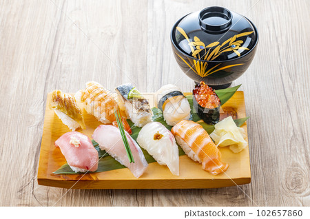 Nigiri 壽司放在盤子裡 102657860