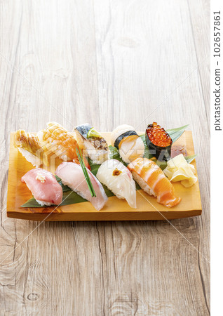 Nigiri 壽司放在盤子裡 102657861