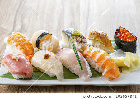 Nigiri 壽司放在盤子裡 102657871