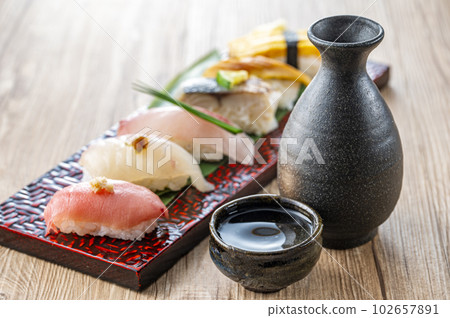 Nigiri 壽司放在盤子裡 102657891