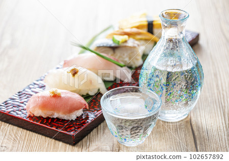 Nigiri 壽司放在盤子裡 102657892