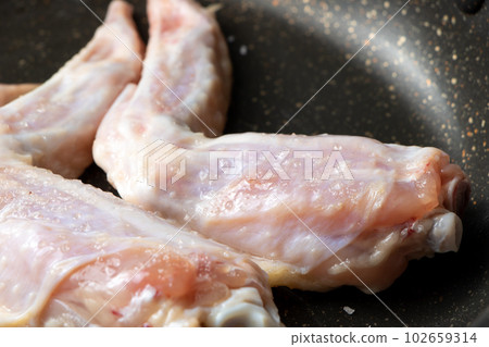 Bake the chicken wings in a frying pan (salt-grilled). Bake the chicken wings in a frying pan (salt-grilled). 102659314