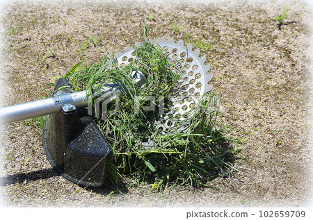 草纏繞在割草機的刀片上（插圖風格） 102659709