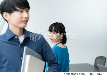 在辦公室工作的年輕男女 102660676