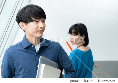 在辦公室工作的年輕男女 102660686