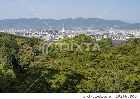 初夏的音羽山,清水寺,從京都府京都市奧之院鳥瞰京都市景 初夏的音羽山,清水寺,從京都府京都市奧之院鳥瞰京都市景 102660806