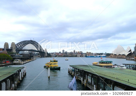 Symbols of Sydney, Harbor Bridge and Opera House 102660927