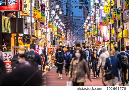 日本東京城市景觀轉入第五級別後的第一個星期五。人山人海的新橋西口街道…=5月12日 日本東京城市景觀轉入第五級別後的第一個星期五。人山人海的新橋西口街道…=5月12日 102661776