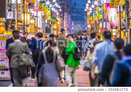 日本東京城市景觀轉入第五級別後的第一個星期五。人山人海的新橋西口街道…=5月12日 日本東京城市景觀轉入第五級別後的第一個星期五。人山人海的新橋西口街道…=5月12日 102661778
