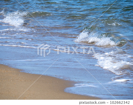 Waves on the sandy beach of the blue sea. 102662342