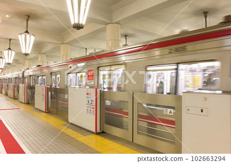 [Osaka Prefecture] March: Osaka Metro crowded with people commuting to work or school 102663294