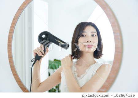 鏡子前的年輕女子 102664189