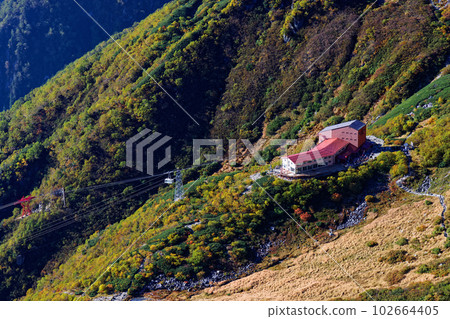 從中央阿爾卑斯山的法見嶽山脊看千疊敷冰斗和紅葉索道 從中央阿爾卑斯山的法見嶽山脊看千疊敷冰斗和紅葉索道 102664405