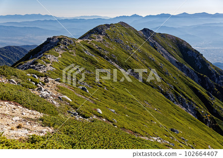 從淨土六越附近看到的中央阿爾卑斯山/稻麥岳和南阿爾卑斯山/八岳 102664407