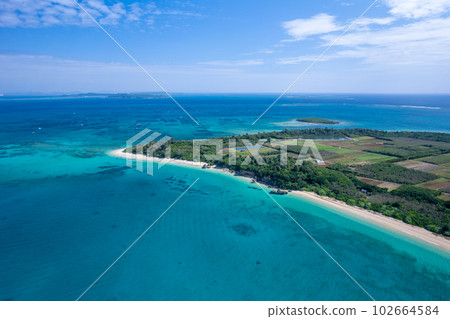 [Okinawa, Tsuken Island, Aerial Photography] Aerial photography of Tsuken Island Tumai Beach and the surrounding blue sea② 102664584