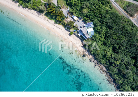 【沖繩、津堅島、航拍】從正上方航空拍攝津堅島Tumai海灘和蔚藍的大海② 102665232
