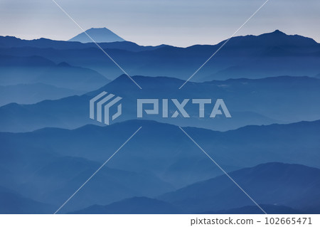 從中央阿爾卑斯山的法軒山的山脊看到晨霧中的富士山和潮見山 從中央阿爾卑斯山的法軒山的山脊看到晨霧中的富士山和潮見山 102665471