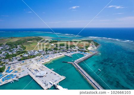 【沖繩·津堅島·航拍】津堅漁港與蔚藍的大海航拍② 102666103