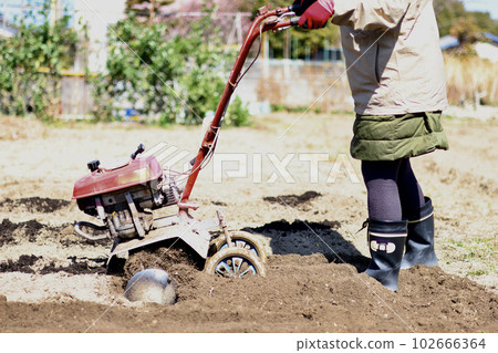 一個在自家花園裡種菜的女人,一個女農民,一個和耕耘機一起耕地的女人 一個在自家花園裡種菜的女人,一個女農民,一個和耕耘機一起耕地的女人 102666364