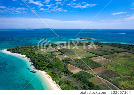[Okinawa, Tsuken Island, aerial photography] Aerial photography of the blue sea on the north side of Tsuken Island ② 102667364