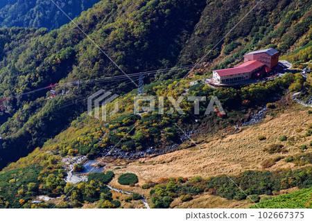 Senjojiki Cirque and Ropeway with Autumn Leaves Viewed from the Hokendake Ridge in the Central Alps 102667375