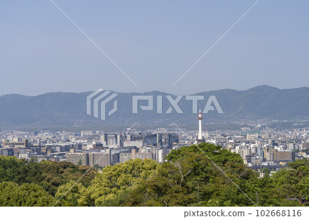 初夏的音羽山,清水寺,從京都府京都市奧之院鳥瞰京都市景 初夏的音羽山,清水寺,從京都府京都市奧之院鳥瞰京都市景 102668116