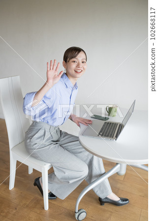 舉手微笑回答的女人 舉手微笑回答的女人 102668117