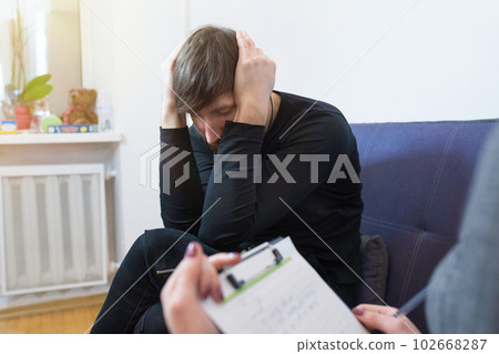 A man in a psychologists office talks about his problems. Midlife crisis, psychotherapy A man in a psychologists office talks about his problems. Midlife crisis, psychotherapy 102668287