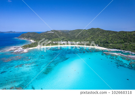 [Okinawa ・ Tokashiki Island ・ Aerial photography] Aerial photography of Tokashiki Island Aharen Beach ⑦ 102668318
