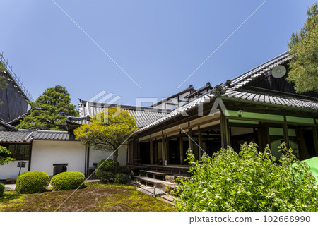 京都府京都市花鳥殿初夏的青蓮院門跡 102668990