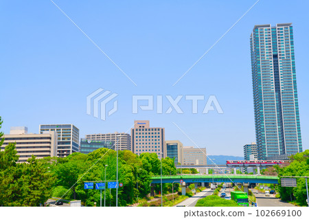 【大阪府】6月，大阪單軌電車穿越新禦堂筋與千里中央站周邊的都市風光 102669100