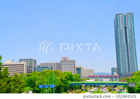 [Osaka Prefecture] June, Osaka Monorail crossing Shin-Midosuji and urban scenery around Senri-Chuo Station 102669101