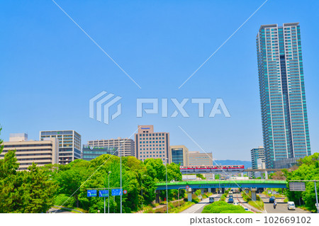 [Osaka Prefecture] June, Osaka Monorail crossing Shin-Midosuji and urban scenery around Senri-Chuo Station 102669102