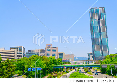 【大阪府】6月，大阪單軌電車穿越新禦堂筋與千里中央站周邊的都市風光 102669103