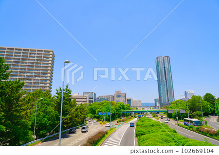 [Osaka Prefecture] June, Osaka Monorail crossing Shin-Midosuji and urban scenery around Senri-Chuo Station 102669104