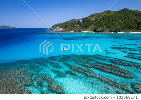 [沖繩·渡嘉敷島·航拍]渡嘉敷海岸高度透明的大海和船隻的航拍① 102669171