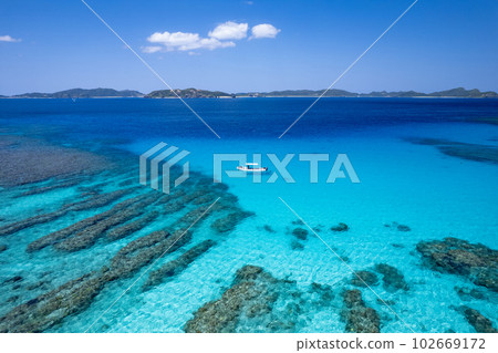 [Okinawa ・ Tokashiki Island ・ Aerial photography] Aerial photography of the highly transparent sea and ships off Tokashiku Beach② 102669172