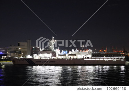 Patrol ship Setsu floating in the sea at night 102669438